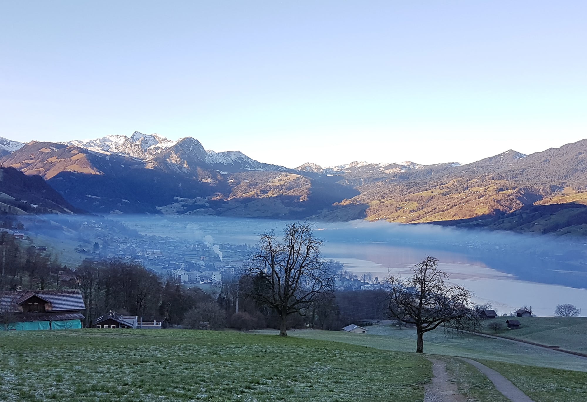 Blick auf den Sarnersee mit sichtbarer Schadstoffbelastung im Winterhalbjahr <br>© Jonas Wieland